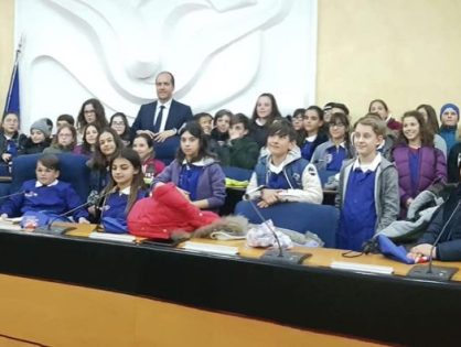 VISITA DEI RAGAZZI DEL PRIMO CIRCOLO DIDATTICO DI TERMOLI AL CONSIGLIO REGIONALE, MICONE: DOBBIAMO AVVICINARE L'ISTITUZIONE AI GIOVANI